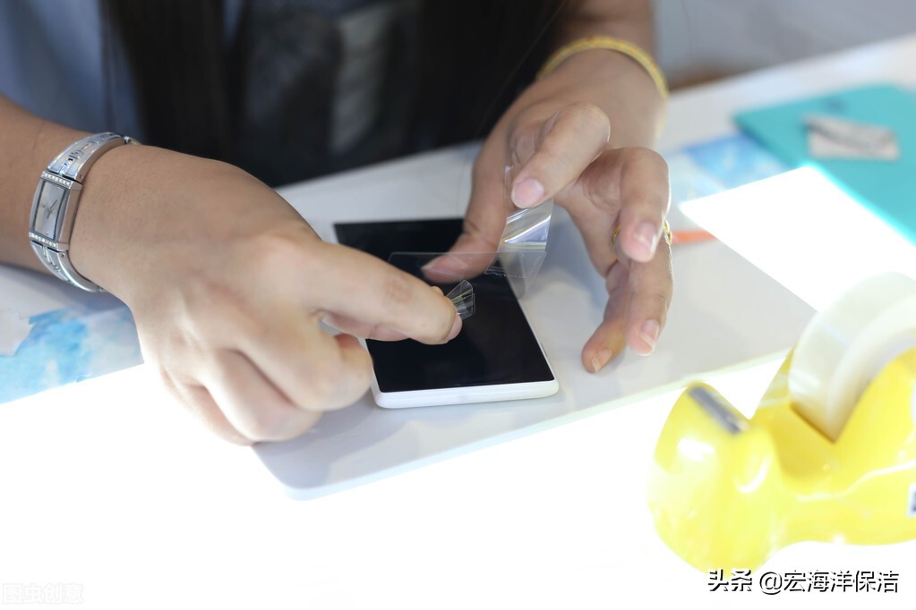 玻璃贴膜内的气泡怎么去除？