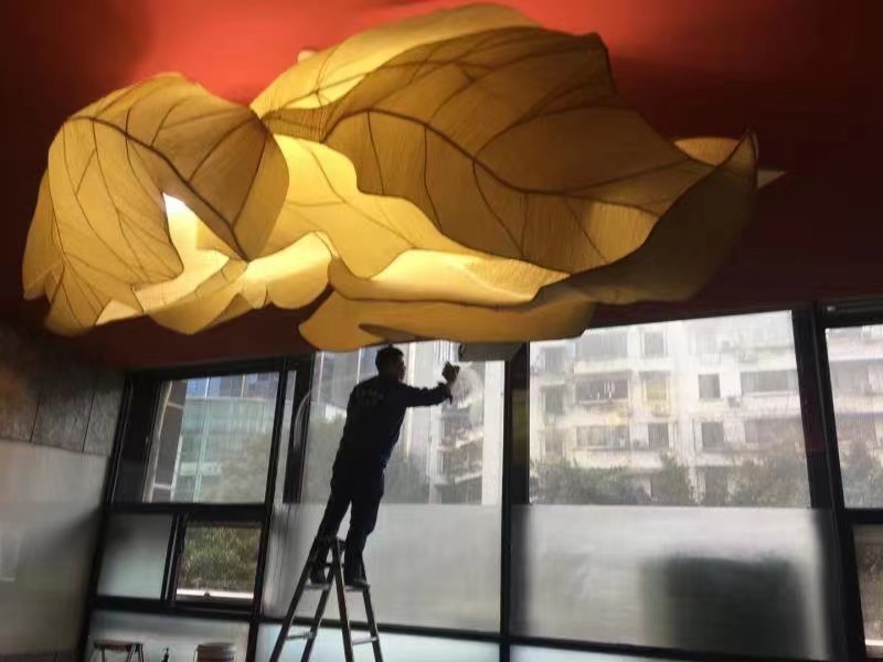 清洁公司员工把玻璃擦得太干净，结果员工撞伤头部